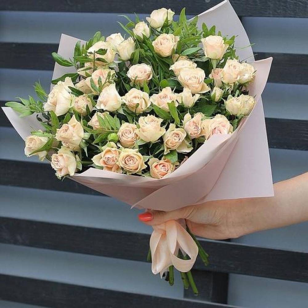 Купить Букет 21 ветка кустовых роз с упаковкой R493 в Москве, цена 5 990  руб.